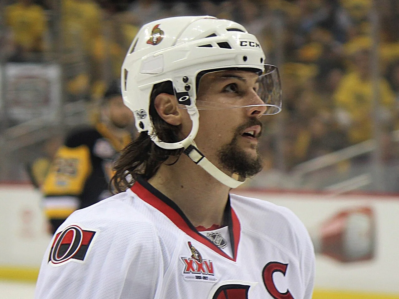 Erik Karlsson i Ottawa Senators vita lagkaptenströja under slutspelet 2017