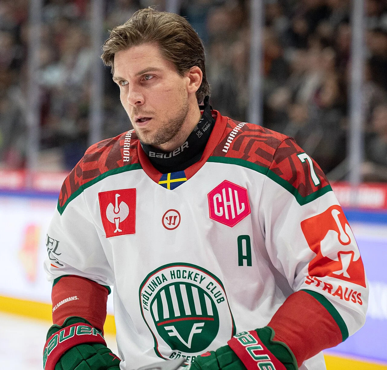 Henrik Tömmernes i Frölunda HC:s vita bortatröja med nummer 7 under en match i Champions Hockey League