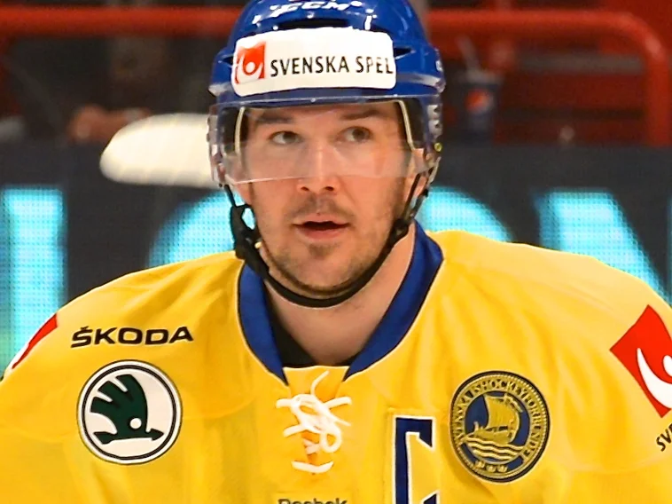 Jimmie Ericsson i Tre Kronors gula tröja under en landskamp i Stockholm 2014