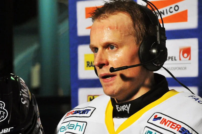 Johan Davidsson i HV71-tröja och headset under en intervju